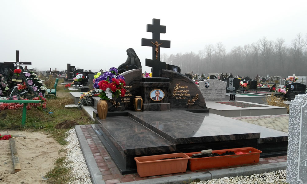 Двойное надгробие с православным крестом и портретом в бронзовой рамке