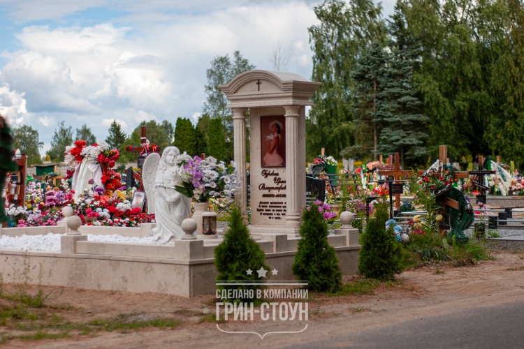 Гранитный памятник девушке из светлого лаймстоуна - 